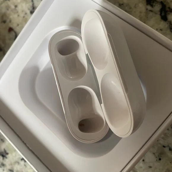 Apple AirPods Pro in Classic White